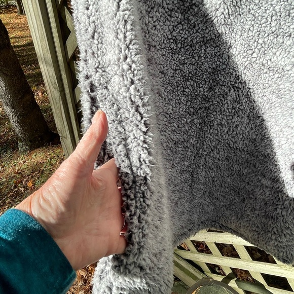 Grizzly Sherpa Tan Thick Fuzzy Soft Quarter Zip Pullover Sweater Sz large - Picture 4 of 8